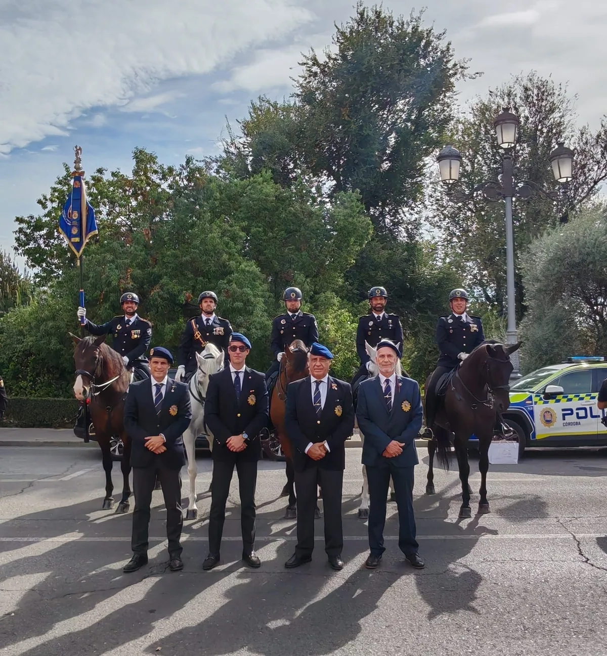 Entrega de la Corbata de Mérito de la Asociación Santos Ángeles Custodios, al Banderín de la Unidad de Caballería de Policía Local de Córdoba